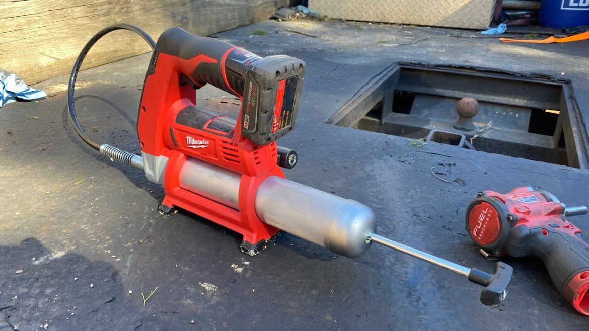 Milwaukee 12v grease gun review